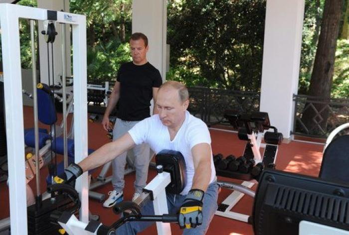 Putin y Medvedev, de pesas y tés