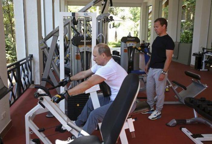 Putin y Medvedev, de pesas y tés