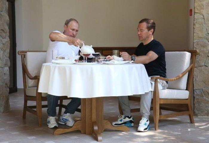 Putin y Medvedev, de pesas y tés