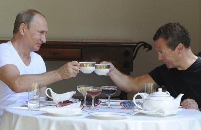 Putin y Medvedev, de pesas y tés