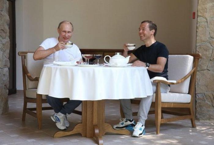 Putin y Medvedev, de pesas y tés