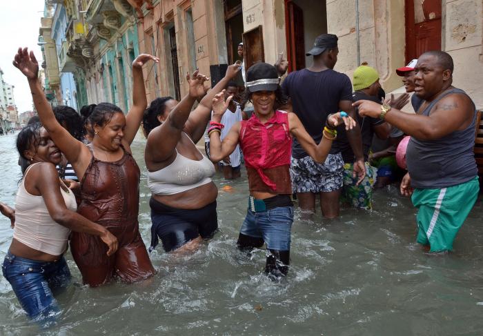 Pasada la tensión de Irma, los cubanos se desquitaron con humor y conga