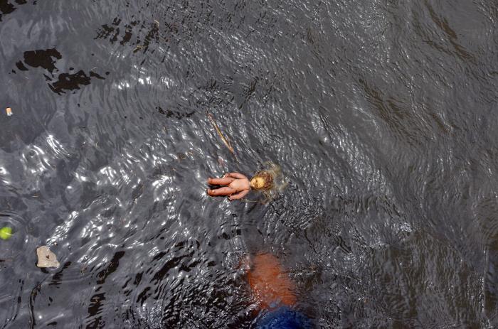 Pasada la tensión de Irma, los cubanos se desquitaron con humor y conga