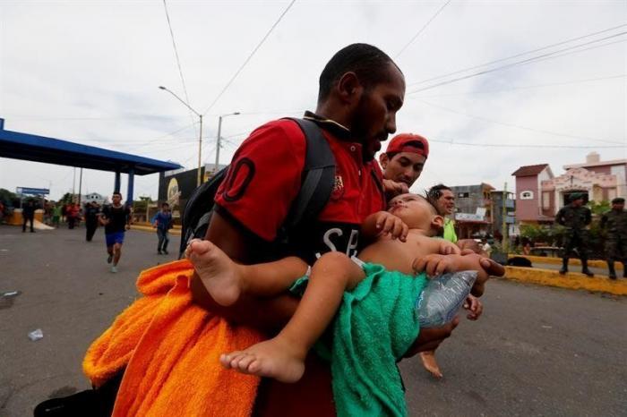 Las fotos de la desesperación: miles de hondureños se enfrentan con la policía al romper la frontera con Guatemala