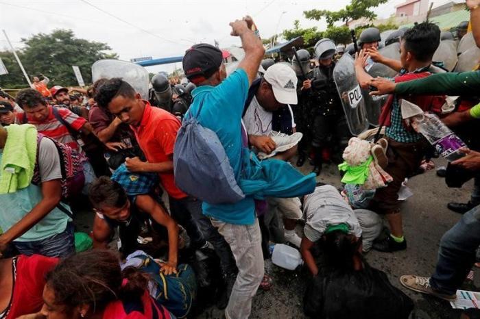 Las fotos de la desesperación: miles de hondureños se enfrentan con la policía al romper la frontera con Guatemala