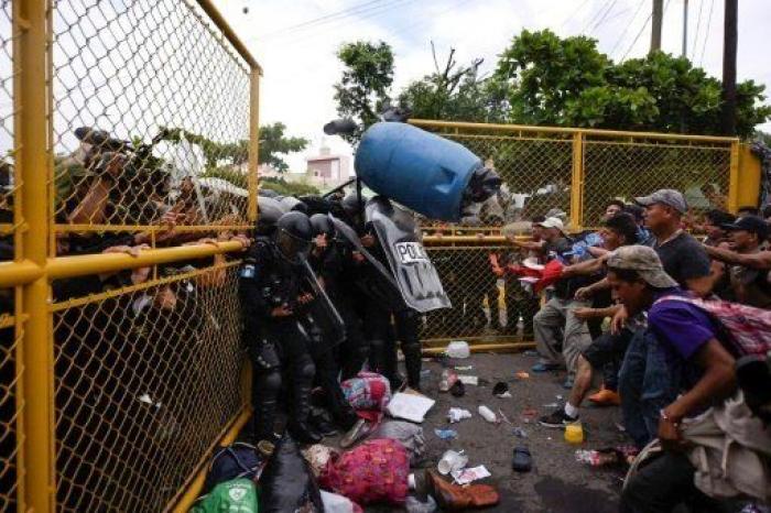 Las fotos de la desesperación: miles de hondureños se enfrentan con la policía al romper la frontera con Guatemala