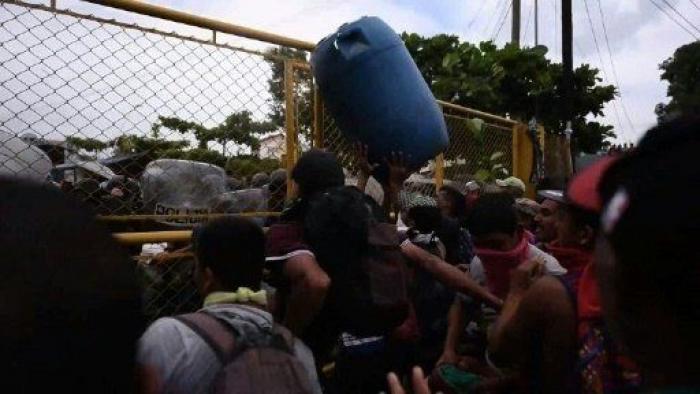 Las fotos de la desesperación: miles de hondureños se enfrentan con la policía al romper la frontera con Guatemala