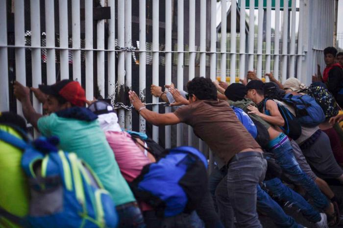 Las fotos de la desesperación: miles de hondureños se enfrentan con la policía al romper la frontera con Guatemala
