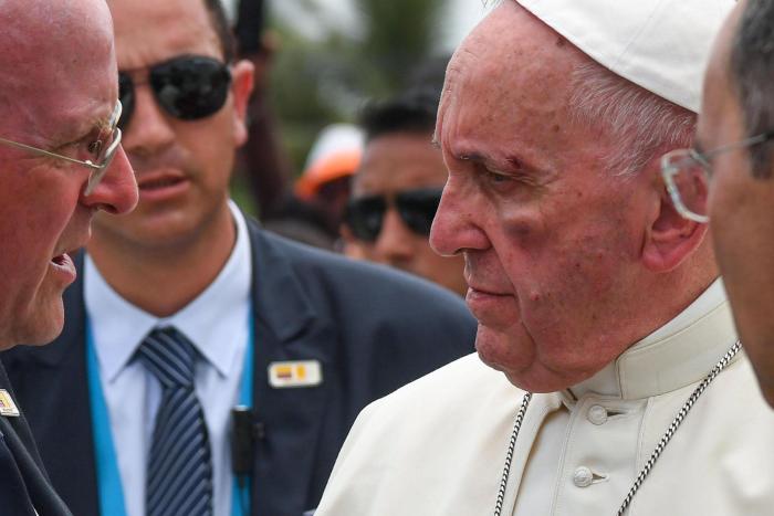 El papa Francisco se golpea con el papamóvil en la cara