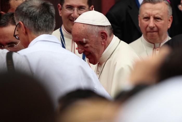 El papa Francisco se golpea con el papamóvil en la cara