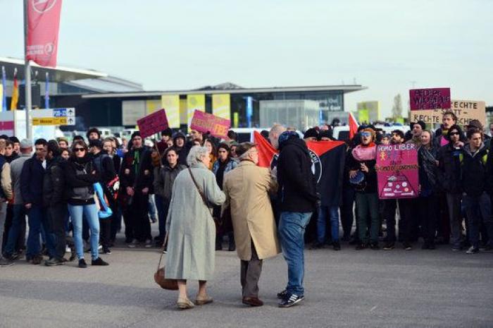 Multitudinaria marcha antifascista en Italia: "Dejamos de hablar con ellos el 25 de abril del 45"