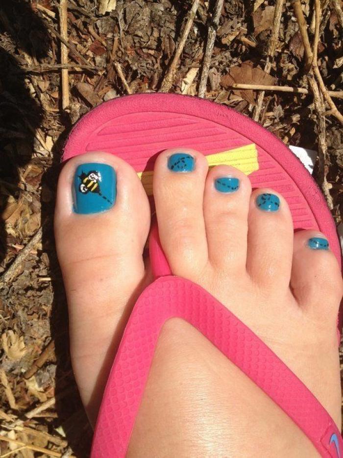 La genial reacción de un padre después de que su hijo sufriese 'bullying' por pintarse las uñas