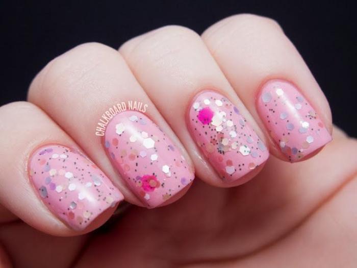 La genial reacción de un padre después de que su hijo sufriese 'bullying' por pintarse las uñas