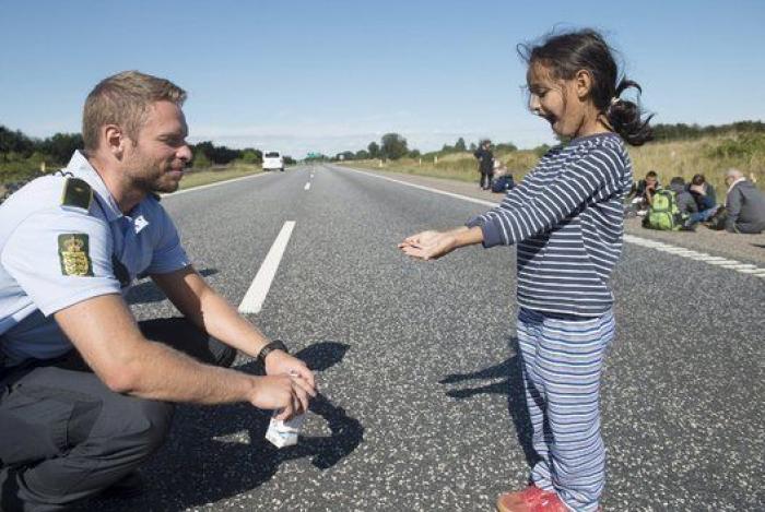 Las fotos de un policía danés jugando con una niña refugiada