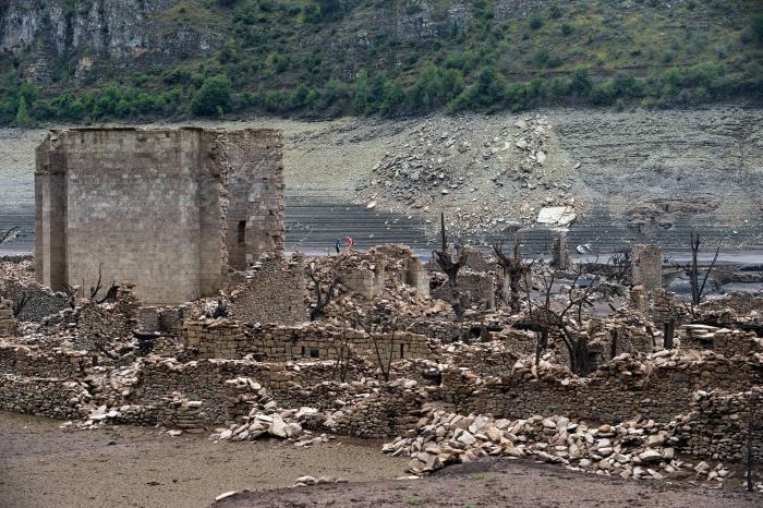 Un pueblo sumergido en 1960 en un embalse de La Rioja resurge de las aguas por la sequía