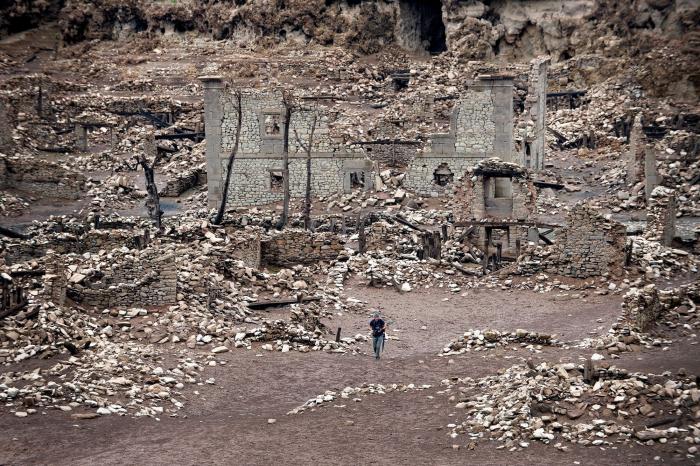 Un pueblo sumergido en 1960 en un embalse de La Rioja resurge de las aguas por la sequía