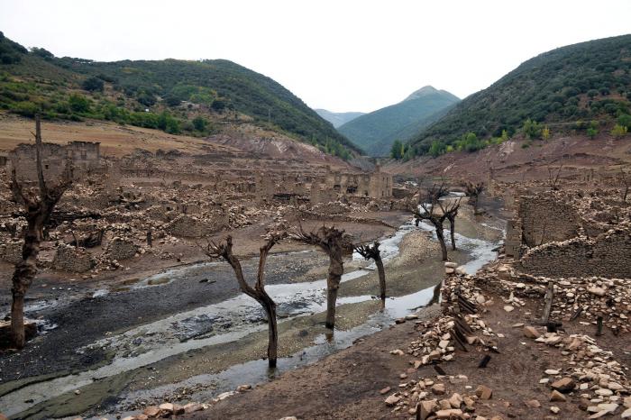 Un pueblo sumergido en 1960 en un embalse de La Rioja resurge de las aguas por la sequía