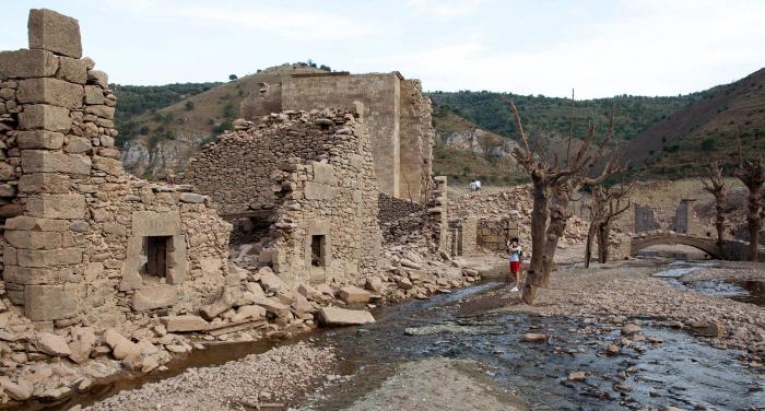 Un pueblo sumergido en 1960 en un embalse de La Rioja resurge de las aguas por la sequía