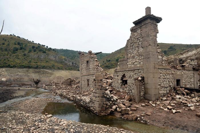 Un pueblo sumergido en 1960 en un embalse de La Rioja resurge de las aguas por la sequía