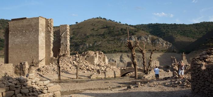 Un pueblo sumergido en 1960 en un embalse de La Rioja resurge de las aguas por la sequía