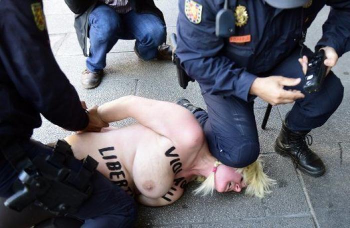 Dos activistas de Femen, desalojadas a patadas de una convención musulmana en Francia