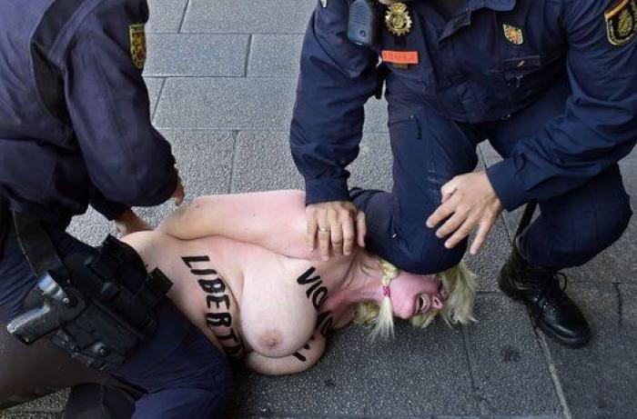 Dos activistas de Femen, desalojadas a patadas de una convención musulmana en Francia