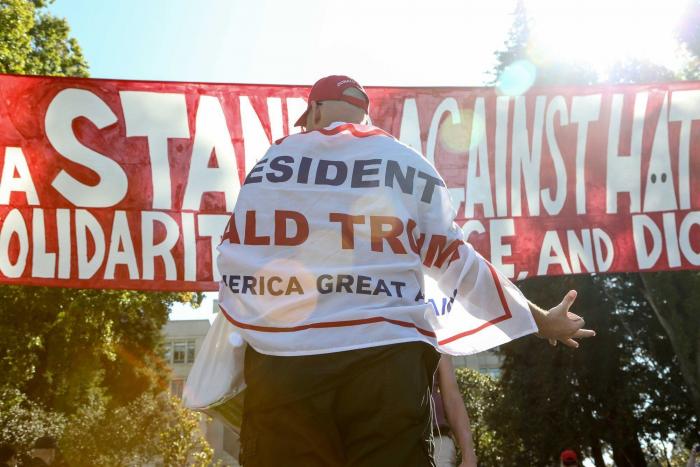 Donald Trump levanta la prohibición que impedía a la policía de EEUU llevar material militar