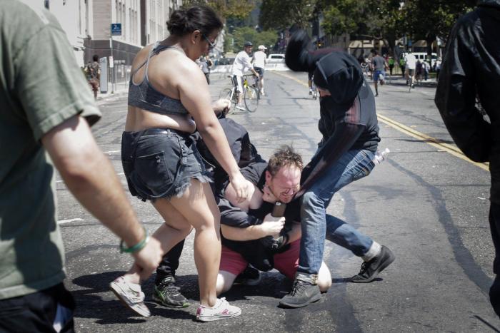 Donald Trump levanta la prohibición que impedía a la policía de EEUU llevar material militar