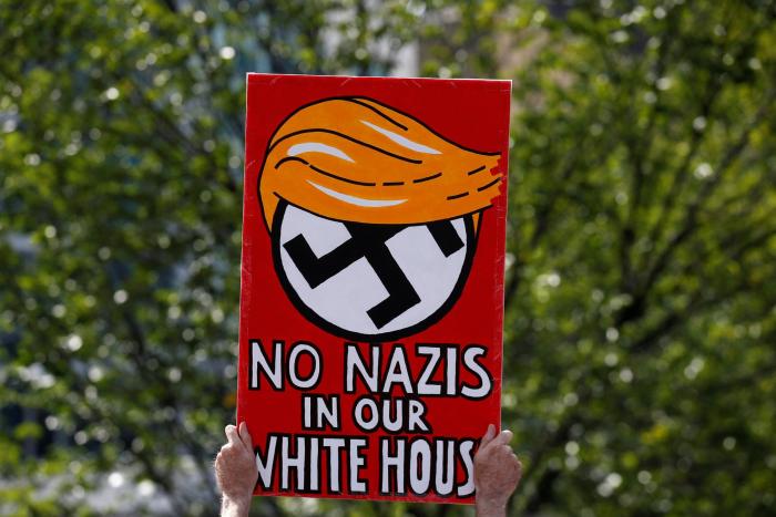 Donald Trump levanta la prohibición que impedía a la policía de EEUU llevar material militar