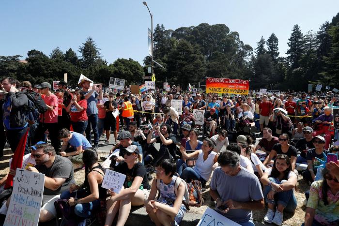 Donald Trump levanta la prohibición que impedía a la policía de EEUU llevar material militar