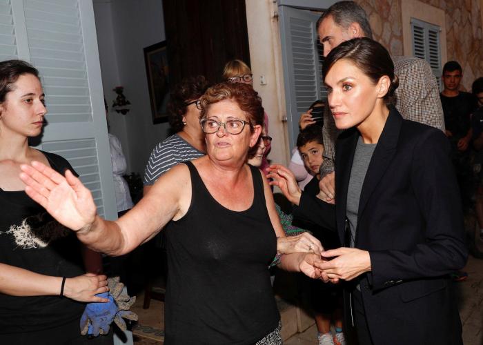 Un debilitado huracán Leslie mantiene a 13 provincias en alerta este lunes