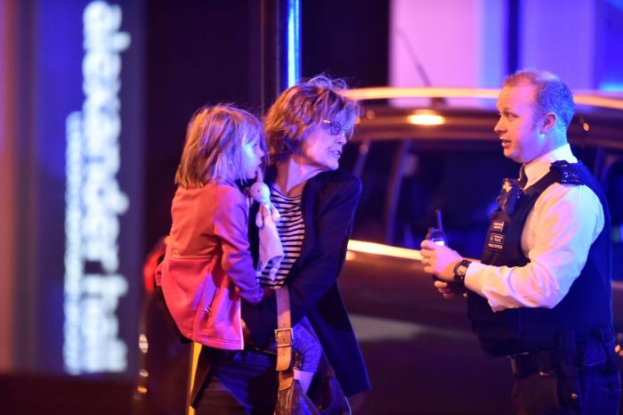 El emotivo minuto de silencio que han guardado los asistentes al concierto de Ariana Grande