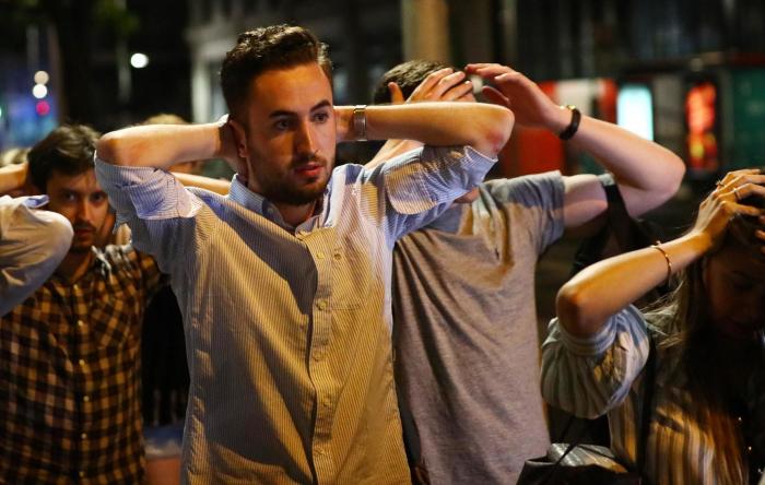 El emotivo minuto de silencio que han guardado los asistentes al concierto de Ariana Grande