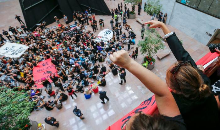 Taylor Swift expresa su opinión política y apoya a un candidato demócrata