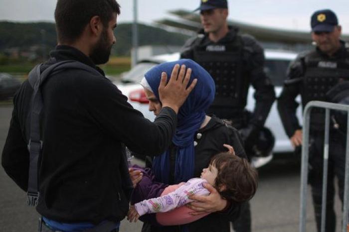 Los refugiados, más de 21.000 en tres días, llegan a Croacia a través de campos de maíz