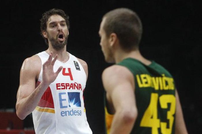 El tuteo de la periodista de Telecinco al rey... y las reacciones en Twitter