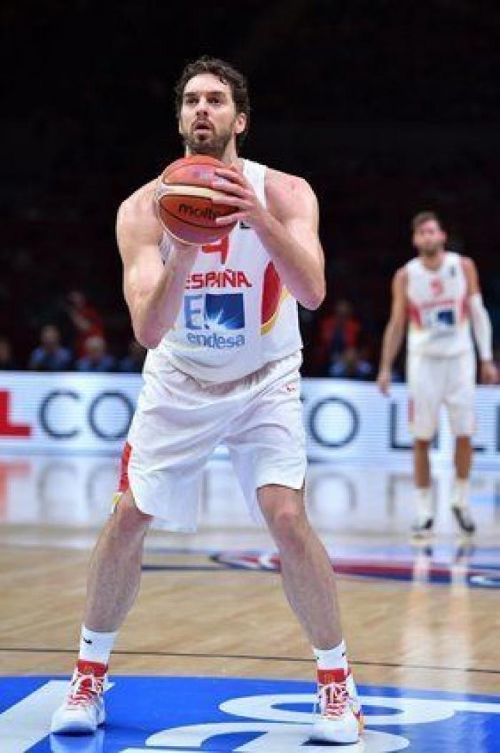 El tuteo de la periodista de Telecinco al rey... y las reacciones en Twitter