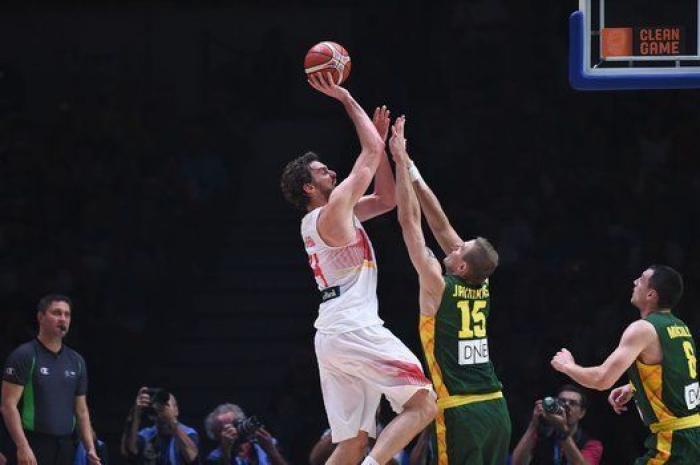 El tuteo de la periodista de Telecinco al rey... y las reacciones en Twitter