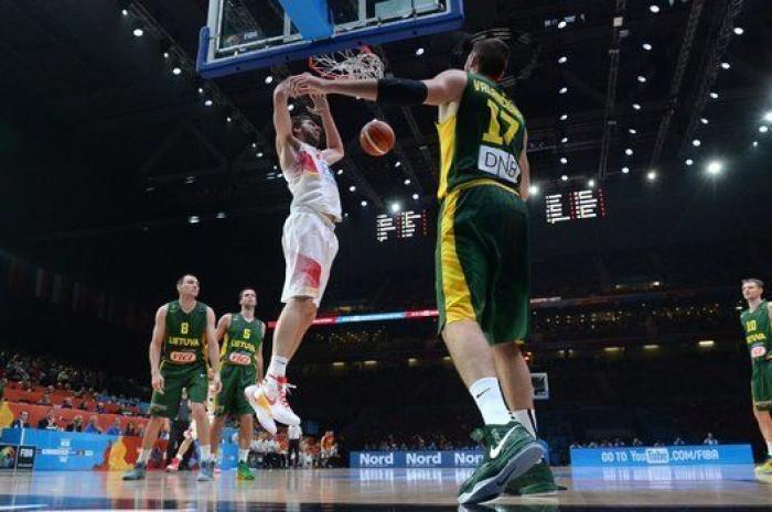 El tuteo de la periodista de Telecinco al rey... y las reacciones en Twitter