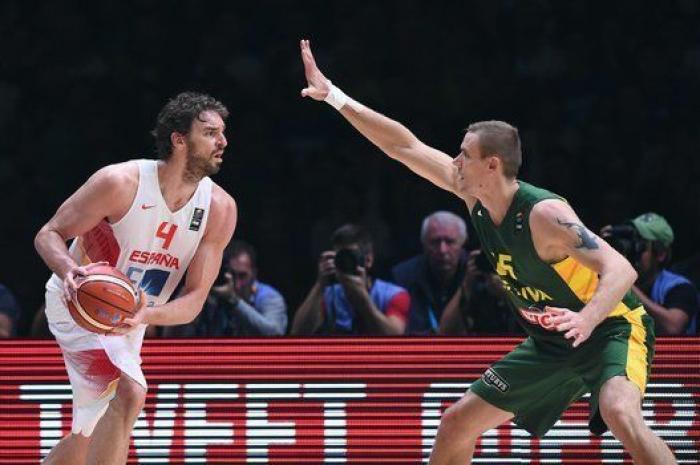 El tuteo de la periodista de Telecinco al rey... y las reacciones en Twitter