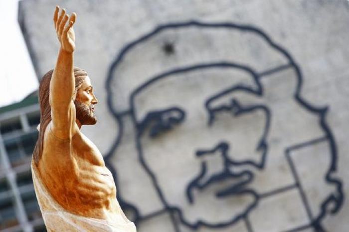 El papa antepone la persona a la ideología en la Plaza de la Revolución de La Habana