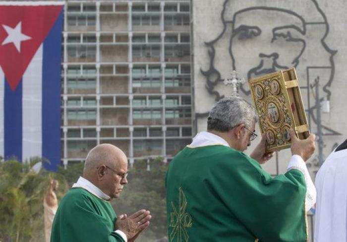 El papa antepone la persona a la ideología en la Plaza de la Revolución de La Habana