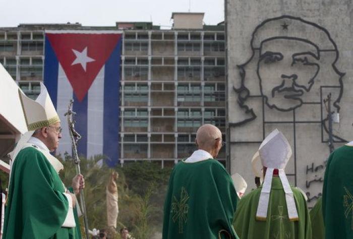 El papa antepone la persona a la ideología en la Plaza de la Revolución de La Habana