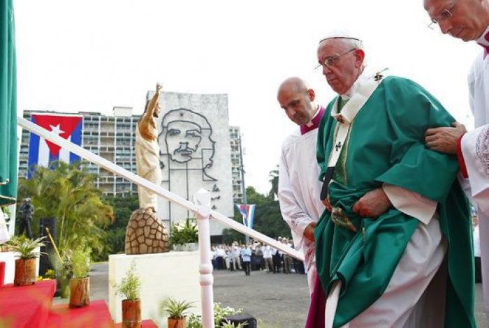 El papa antepone la persona a la ideología en la Plaza de la Revolución de La Habana