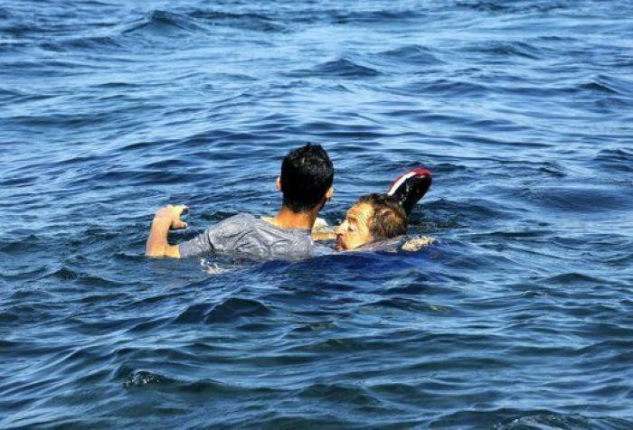 Un griego anónimo salva a un refugiado afgano de morir ahogado (FOTOS)