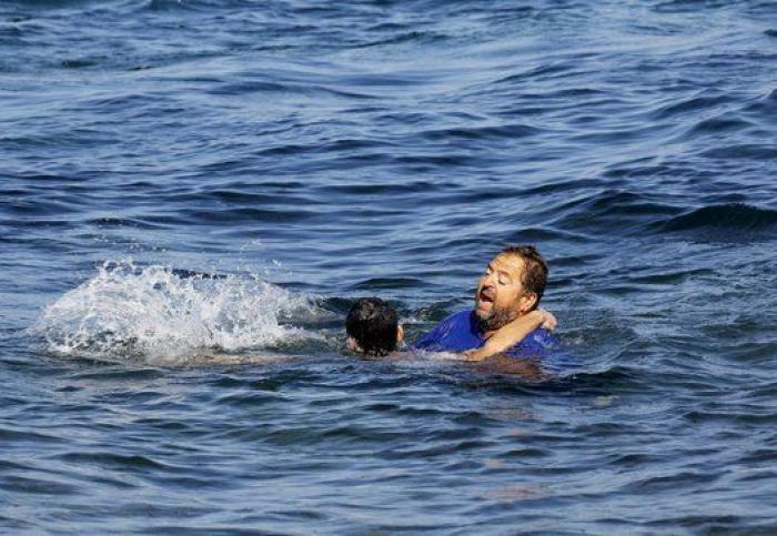 Un griego anónimo salva a un refugiado afgano de morir ahogado (FOTOS)