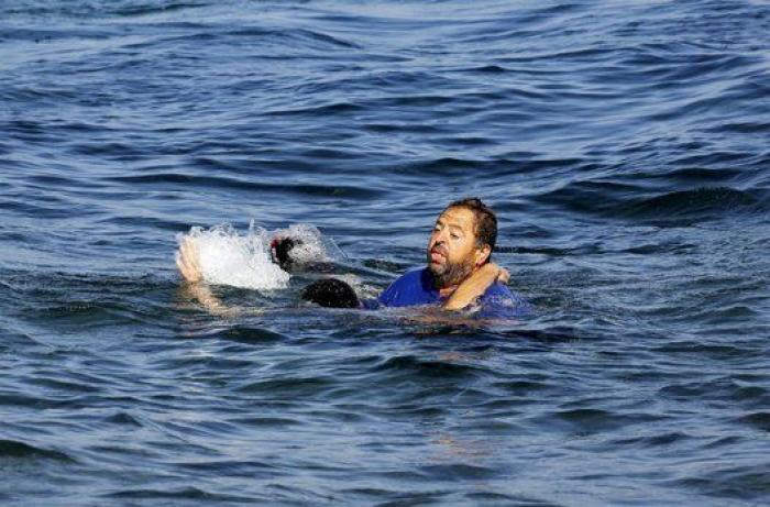 Un griego anónimo salva a un refugiado afgano de morir ahogado (FOTOS)