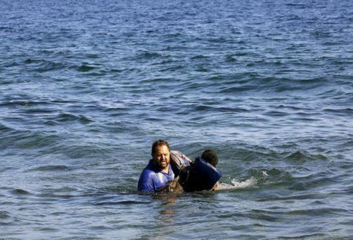 Un griego anónimo salva a un refugiado afgano de morir ahogado (FOTOS)
