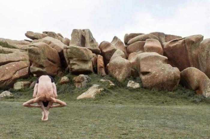 El contorsionista que transforma su cuerpo en el de un alienígena (FOTOS)