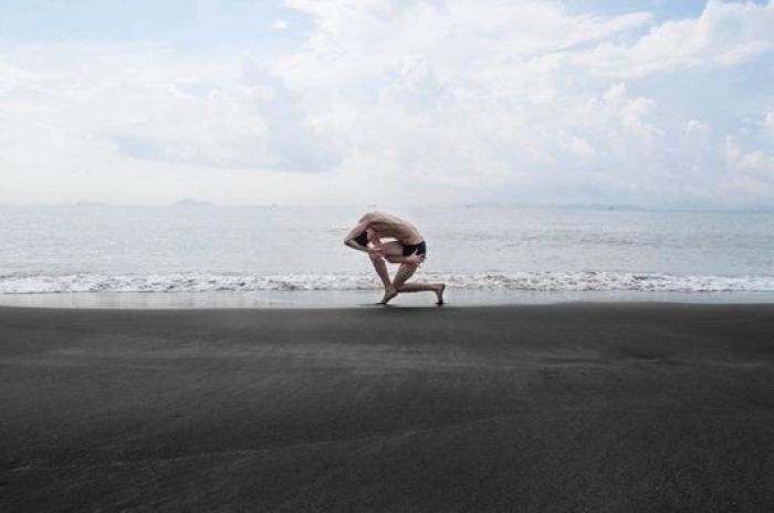 El contorsionista que transforma su cuerpo en el de un alienígena (FOTOS)